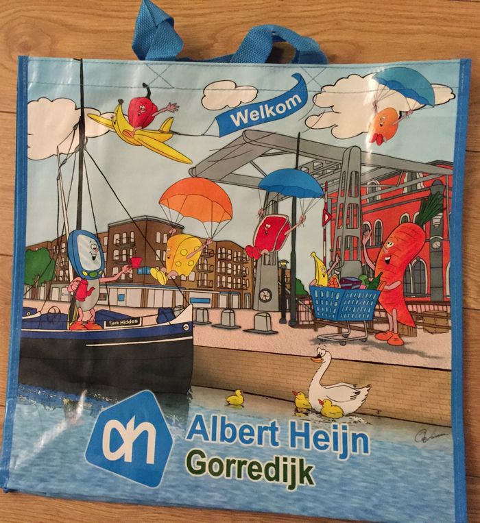 Bij de nieuwbouw van Albert Heijn Gorredijk kregen de klanten deze tas. Met de Tjerk Hiddes, die in opdracht van AH gebouwd is.
